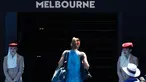 Petenis Rusia Maria Sharapova meninggalkan Rod Laver Arena setelah kalah atas Ashleigh Barty dari Australia pada babak keempat Australia Terbuka 2019 di Melbourne, Australia (20/1). Sharapova kalah 4-6 6-1 6-4. (AP Photo/Aaron Favila)