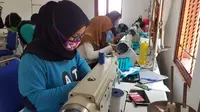 Sejumlah pengusaha UKM di bidang konveksi tengah sibuk memproduksi masker untuk memenuhi kebutuhan masyarakat ditengah pandemi covid-19. Foto (Liputan6.com / Panji Prayitno)