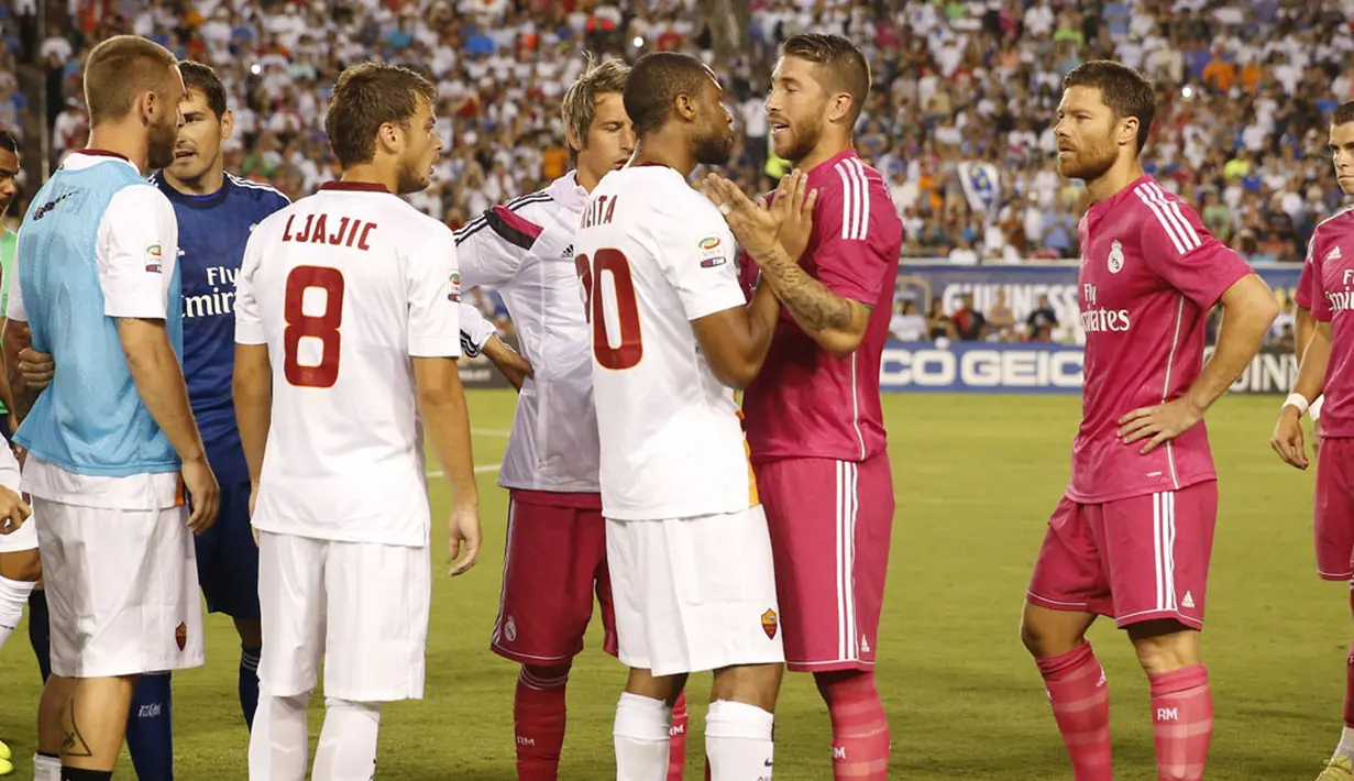 Pemain belakang Real Madrid, Sergio Ramos (kedua dari kanan) bersitegang dengan gelandang AS Roma, Seydou Keita, sebelum berlaga di Stadion Cotton Bowl, Dallas, (29/7/2014). (REUTERS/Kevin Jairaj-USA TODAY Sports)