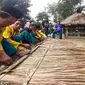 Pemasangan atap yang terbuat dari jerami atau alang-alang di situs Lumpang Alu Kasultanan Kanoman saat kegiatan Memayu bagian dari awalan menyambut Peringatan Maulid Nabi. Foto (Liputan6.com / Panji Prayitno)