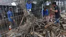 Pasukan Biru  Dinas Sumber Daya Air Jakarta Selatan memperbaiki turap di tepi Ruang Publik Terpadu Ramah Anak (RPTRA) Tiga Durian, Jakarta, Kamis, (22/2). Perbaikan dilakukan usai longsor pekan lalu, Kamis (15/2). (Liputan6.com/Immanuel Antonius)