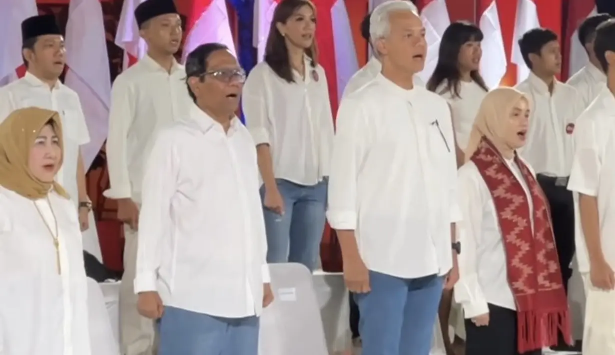 Kedua tokoh calon pemimpin negara ini pun kompak memadukan kemeja putih dengan mengenakan celana panjang denim. [@ibnuwardani]