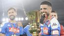 Napoli Juara Coppa Italia 2019-2020: Pemain Napoli Lorenzo Insigne memegang trofi setelah timnya mengalahkan Juventus pada final Coppa Italia di Olympic Stadium, Roma, Rabu (17/6/2020). Napoli menjadi juara Coppa Italia 2019-2020 setelah mengalahkan Juventus lewat penalti. (Filippo MONTEFORTE/AFP)