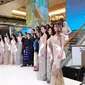 Top 16 Miss Universe Indonesia 2024 berpose bersama dewan juri saat jumpa pers di La Moda, Plaza Indonesia. (dok. Liputan6.com/Dinny Mutiah)