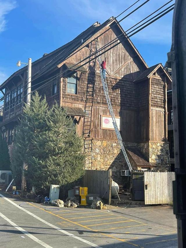 8 Potret Cara Pekerja Lapangan Bekerja Ini Bikin Deg-Degan