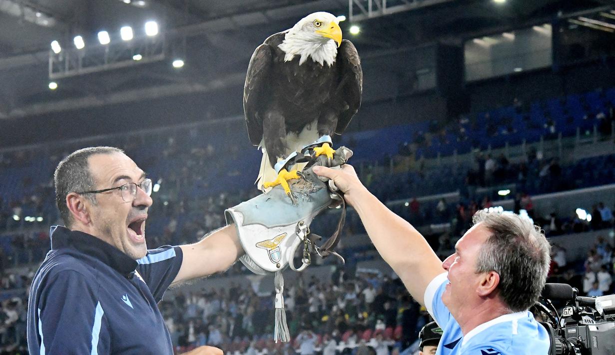 Sejumlah pemain dan pelatih Lazio larut dalam kebahagiaan, mereka merayakan keberhasilan Tim Elang Ibu Kota yang keluar sebagai pemenang dalam laga yang bertajuk Derby della Capitale. (AFP/Vincenzo Pinto)
