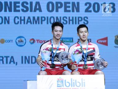 Ganda putra Indonesia, Kevin Sanjaya Sukomuljo/Marcus F Gideon usai mengalahkan Takuto Inoue/Yuki Kaneko (Jepang) di Final Indonesia Open 2018, Istora GBK, Jakarta, Minggu (8/7). Kevin/Marcus unggul 21-13, 21-16. (Liputan6.com/Helmi Fithriansyah)