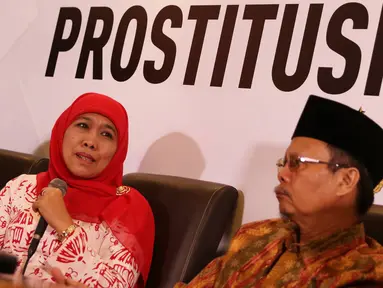 Mensos Khofifah Indar Parawansa (tengah) menjadi pembicara diskusi 'Menguak Tabir Prostisusi Anak' di Jakarta, Kamis (15/9). Diskusi membahas praktik prostistusi online sesama jenis yang melibatkan anak di bawah umur (Liputan6.com/Immanuel Antonius)