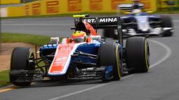 Kala itu, Rio Haryanto merupakan pebalap utama di tim Manor Racing dengan mobil Manor MRT05 sebagai tungganagnnya untuk melibas Sirkuit Albert Park, Melbourne. (AFP/Paul Crock)