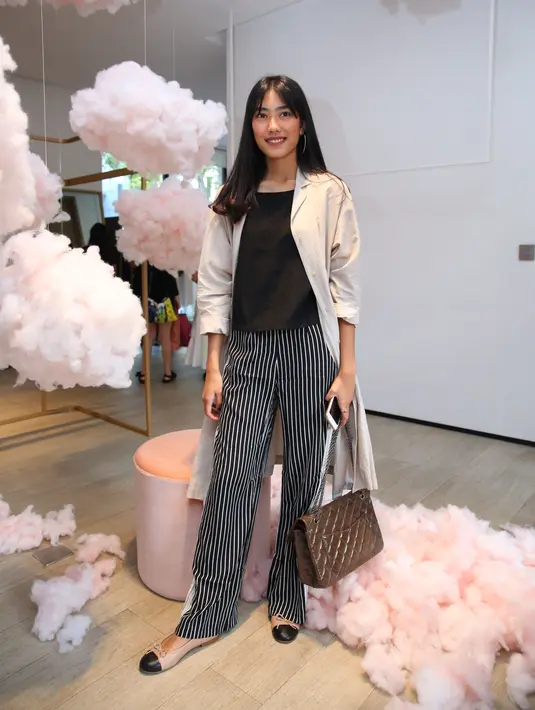 Bersama dengan beberapa selebriti lainnya, Alika Islamadina juga terlihat begitu semringah saat hadir di launching Duma Home di kawasan Senopati, pada Sabtu (2/12/2017). (Nurwahyunan/Bintang.com)