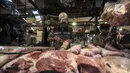 Pedagang memotong daging sapi di Pasar Senen, Jakarta Pusat, Selasa (31/5/2022). Maraknya kasus penyakit mulut dan kuku (PMK) pada hewan ternak seperti sapi dan kambing sejak beberapa waktu lalu, serta ditambah masih tingginya harga berimbas pada merosotnya penjualan daging di Pasar Senen hingga 50 persen. (merdeka.com/Iqbal S. Nugroho)
