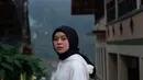 Lesty sendiri memang sering mengunggah gaya OOTD di akun Instagram pribadinya. Penampilannya dengan hoodie putih dan dipadukan dengan hijab serta celana hitam ini pun terlihat tetap stylish. (Liputan6.com/IG/@lestykejora)