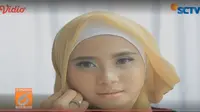 Anda bisa hanya mengenakan satu jarum pentul saja untuk dapat tampilan hijab kece seperti Restu Anggraini. (dok. Hijabpedia SCTV/Dinny Mutiah)