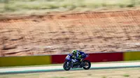 Pembalap Movistar Yamaha, Valentino Rossi saat beraksi pada kualifikasi MotoGP Aragon 2018. (Twitter/Yamaha MotoGP)