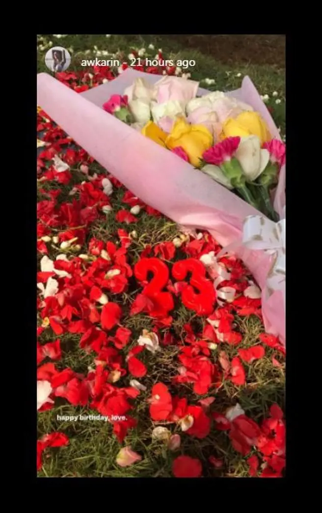 Awkarin rayakan ultah Oka Mahendra Putra di pemakaman. [foto: instagram/awkarin]