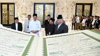 Presiden Jokowi menerima mushaf Al-Qur'an raksasa usai sholat dhuha di Masjid MBZ, Solo, Jawa Tengah. (Foto: Sekretariat Presiden)