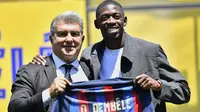 Ousmane Dembele. Sayap kanan berusia 25 tahun ini masih memegang rekor sebagai pemain Prancis termahal yang pernah didatangkan Barcelona. Ia didatangkan dari Borussia Dortmund pada awal musim 2017/2018 dengan mahar senilai 140 juta euro atau kini setara Rp2,1 triliun. Hingga kini ia total telah tampil dalam 150 laga bersama Barcelona di semua ajang dengan torehan 32 gol dan 34 assist. Sementara bersama Timnas Prancis ia telah mengoleksi 27 caps dengan torehan 4 gol dan 1 assist sejak melakukan debut pada 1 September 2016. (AFP/Pau Barrena)