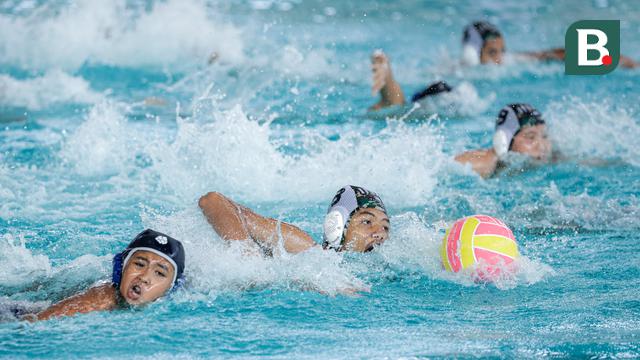 Foto: Potret Sengit Laga Polo Air di Indonesia Open Aquatic Championships 2025