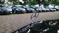 Deretan mobil mewah untuk Raja Salman berada di Parkir Timur Senayan, Jakarta, seperti  Mercedes-Benz E 200, S-Class, dan Toyota Alphard‎. (Herdi/Liputan6.com)