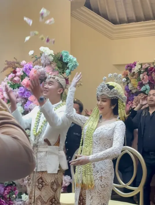 Potret bahagia saat acara saweran. Hana dan Randy tampak melemparkan uang saweran. Acara berlangsung meriah berebut uang. "Dia yang nyawer, dia juga yang dapet," tulis egha.makeup yang merias pengantin. [Instagram/egha.makeup]