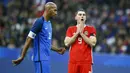 Striker Wales, Sam Vokes, tampak kecewa usai gagal mencetak gol ke gawang Prancis pada laga persahabatan di Stadion Stade de France, Sabtu (11/11/2017). Prancis menang 2-0 atas Wales. (AP/Francois Mori)