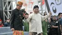 Capres nomor urut 01 dan 02, Joko Widodo (kiri) dan Prabowo Subianto bergandengan tangan saat menuruni panggung Deklarasi Kampanye Damai di Monas, Jakarta, Minggu (23/9). Deklarasi menandai dimulainya masa kampanye Pemilu 2019. (Merdeka.com/Iqbal Nugroho)