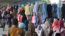 Aktivitas perdangangan di Skybridge Pasar Tanah Abang, Jakarta, Jumat (27/12/2019). Kepala Badan Koordinasi Penanaman Modal (BKPM) Bahlil Lahadalia menyatakan di Pasar Tanah Abang sulit ditemukan produk asli buatan Indonesia karena membanjirnya produk garmen luar negeri. (Liputan6.com/Angga Yuniar)