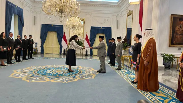 Presiden Prabowo Subianto menerima surat kepercayaan dari 12 Duta Besar Luar Biasa dan Berkuasa Penuh (LBBP) di Istana Merdeka Jakarta, Jumat (4/11/2024).
