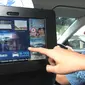 Layar In-Taxi Intertaiment (ITE) yang berada di dalam taksi Blue Bird, Jakarta, Rabu (18/11/2015). Kehadiran ITE diharapkan dapat memperkaya pengalaman serta hiburan kepada penumpang. (Liputan6.com/Angga Yuniar)