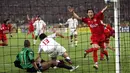 Luis Garcia (kanan) gelandang serang Liverpool merayakan gol ketiga yang dicetak Xabi Alonso saat melawan AC Milan di final Liga Champions 2005 di Istanbul Turki. (AP/Thomas Kienzle)