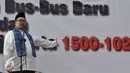 Direktur Utama PT TransJakarta, Antonius Kosasih, menunjukan no hotline Transjakarta saat peresmian bus-bus baru dan hotline Transjakarta di monas, Jakarta, senin (22/6/2015). (Liputan6.com/Herman Zakharia)
