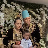 Tanpa paes, Nagita menyanggul rambutnya dengan aksesori tusuk konde dan kembang goyang keemasan. [@redberrywedding]