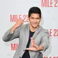 Bintang laga, Iko Uwais memamerkan gerakan pencak silat ketika menghadiri acara gala premier film Mile 22 di Los Angeles, Kamis (9/8). Iko Uwais tampil dalam balutan setelan jas abu-abu yang dipadukan dengan kaus warna gelap. (AFP PHOTO / Mark RALSTON)