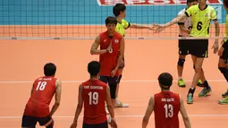 Pemain Timnas voli putra Korea, Lee Mingyu (hadap lensa) memberi kode saat melawan Jepang pada Kejuaraan Voli Asia 2017 di GOR Tri Dharma, Gresik, Rabu (26/7). Korea unggul 3-2. (Liputan6.com/Helmi Fithriansyah)