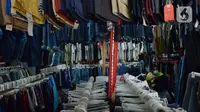 Warga memilih pakaian bekas (Thrifting) di pasar Proyek Senen, Jakarta, Selasa (12/10/2021). Akibat pandemi membuat tren thrifting menjadi alternatif pemasukan baru bagi para pedagang pakaian bekas di tengah pandemi. (merdeka.com/Imam Buhori)