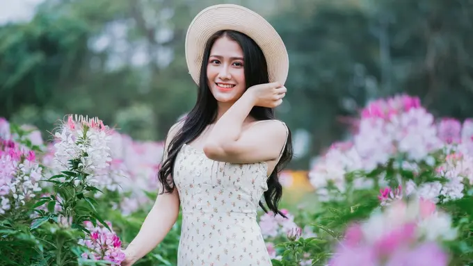 zodiak perempuan di taman bunga