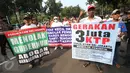 Massa yang tergabung dalam Forum RT/RW melakukan unjuk rasa di Balai Kota DKI Jakarta, Jumat (16/9). Mereka membawa spanduk dengan pesan menolak kepemimpinan Gubernur DKI Jakarta Basuki Tjahaja Purnama atau Ahok. (Liputan6.com/Immanuel Antonius)