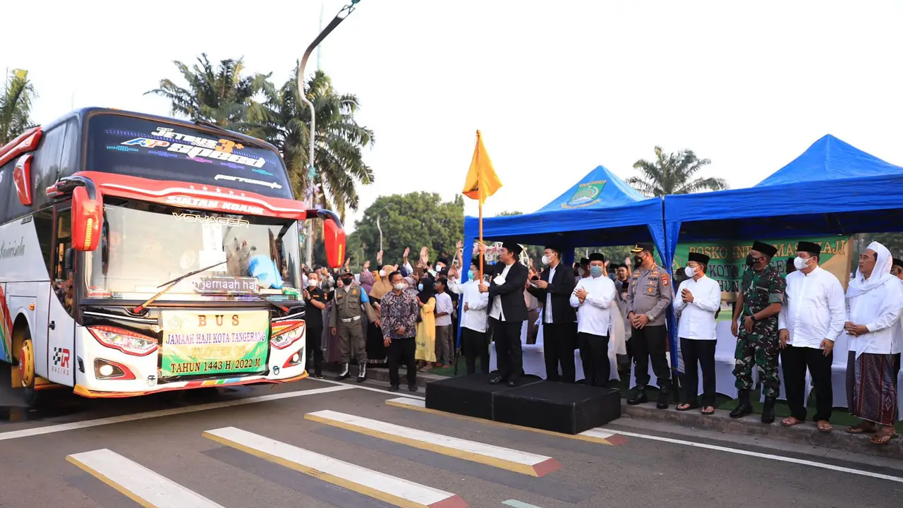 Wali Kota Tangerang melepas keberangkatan 389 calon jemaah haji dari Masjid Raya Al-Azhom, Sabtu (4/6/2022). (Liputan6.com/Pramita Tristiawati)