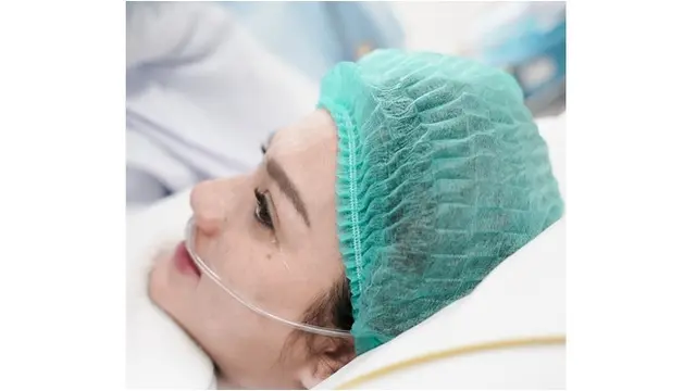 7 Potret Tengku Dewi Putri Lahirkan Anak Kedua, Sudah Digendong Andrew Andika