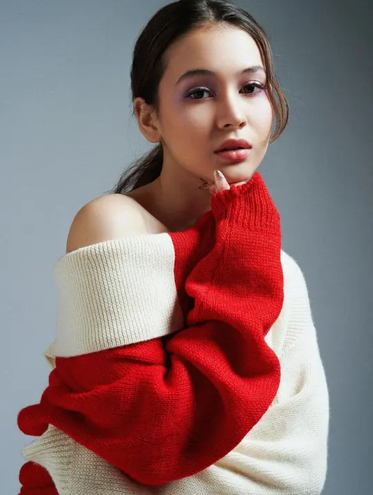 Kerap jadi model, Sandrina Michelle punya wajah fotogenik yang khas. Seperti di potret ini, matanya diaplikasikan eyeshadow shimmer dengan lip gloss [@sandrinna_11]