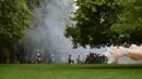 Tentara Inggris dari divisi King's Troop Royal Horse Artillery menembakkan meriam untuk menandai proklamasi Raja Charles III di Hyde Park, London, Inggris, Sabtu (10/9/2022). Proklamasi Raja Charles III dibaca beberapa kali di St. James Palace, termasuk di balkon. (Marco BERTORELLO/AFP)