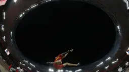 Aksi atlet Tiongkok, Li Jinzhe, saat final lompat jauh putra Kejuaraan Dunia Atletik 2015 di Stadion Nasional, Beijing, Tiongkok. (25/8/2015). (AFP/Adrian Dennis)