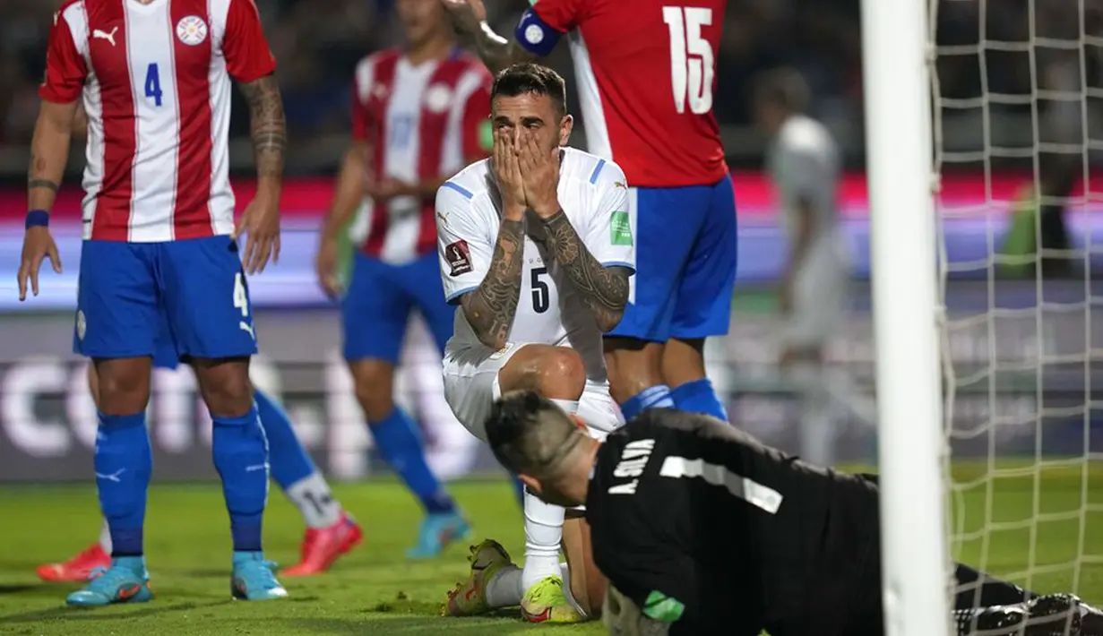 Pemain Uruguay Matias Vecino (5) bereaksi setelah dia gagal mencetak gol ke gawang Paraguay pada pertandingan sepak bola kualifikasi Piala Dunia 2022 di Stadion General Pablo Rojas, Asuncion, Paraguay, 27 Januari 2022. Uruguay menang 1-0. (AP Photo/Jorge Saenz)