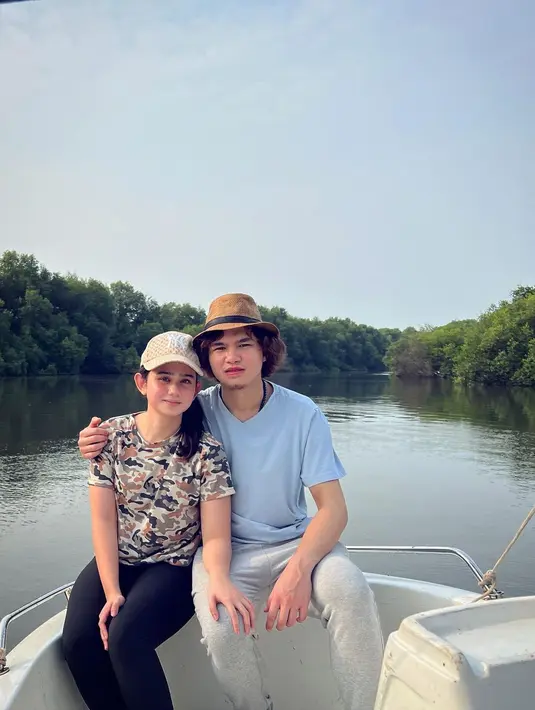 Tissa Biani nampaknya tak ingin jauh-jauh dari Dul, Dul Jaelani terlihat berpose memeluk Tissa Biani sambil melihat pemandangan pesisir Laut Jawa dengan hutang mangrove yang asri. Gaya kasual keduanya kerap disebut cuple goals. (Liputan6.com/IG/@tissabiani).