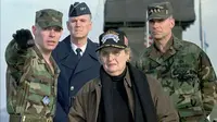 Madeleine Albright (tengah) saat menjadi Menteri Luar Negeri AS, 23 Februari 1997. (AP File/Pool)
