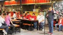 Sekretaris TKN Jokowi-Ma'ruf Amin, Hasto Kristiyanto menghadiri acara ngobrol santai dengan pemilih milenial dan organisasi kepemudaan di Tangerang, Banten, Jumat (21/12). Pertemuan bertujuan untuk menarik suara kaum milenial (Liputan6.com/HO/Dodi)