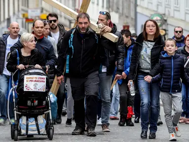 Seorang pria asal Kroasia, Sasa Pavlic tiba di ibu kota Zagreb sambil membawa salib, Kamis (5/4). Sasa Pavlic melakukan aksi protes dengan berjalan kaki sejauh 200 kilometer sambil membawa salib kayu seberat 20 kilogram di pundaknya. (AFP PHOTO/STR)