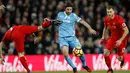 Gelandang Stoke City, Joe Allen berusaha melewati gelandang Liverpool, James Milner pada pertandingan Liga Inggris di Anfield, Liverpool, (28/12). Liverpool menang telak atas Stoke dengan skor 4-1. (Reuters/Carl Recine)