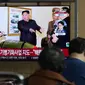 Sebuah layar TV memperlihatkan gambar pemimpin Korea Utara Kim Jong Un tengah meninjau hulu ledak. Foto dirilis oleh media Korea Utara, KCNA, pada Selasa (28/3/2023). (Dok. AP/Ahn Young-joon)