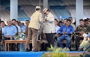 Momen Prabowo Terima Lencana Emas dari Petani dan Nelayan Indonesia